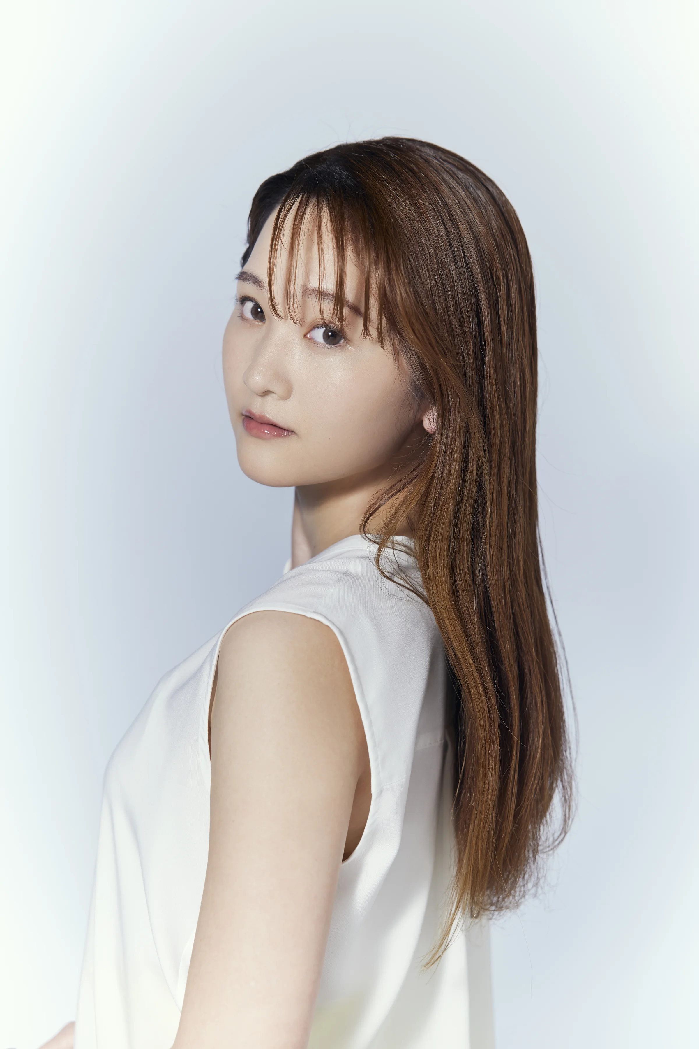 美園さくらの全身ビジュアル